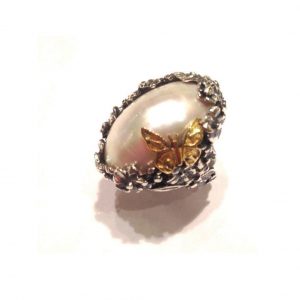 Bouquet ring with oval pearl